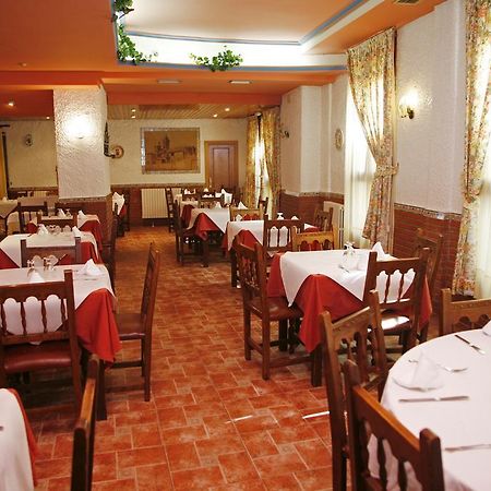 Hostal Cuatro Esquinas Ejea De Los Caballeros Luaran gambar
