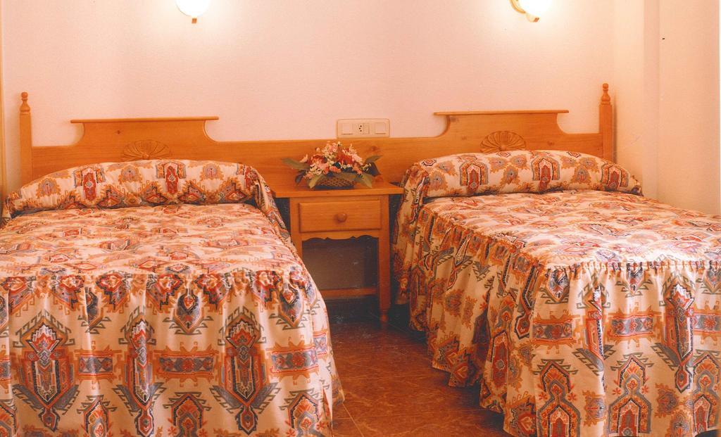 Hostal Cuatro Esquinas Ejea De Los Caballeros Bilik gambar