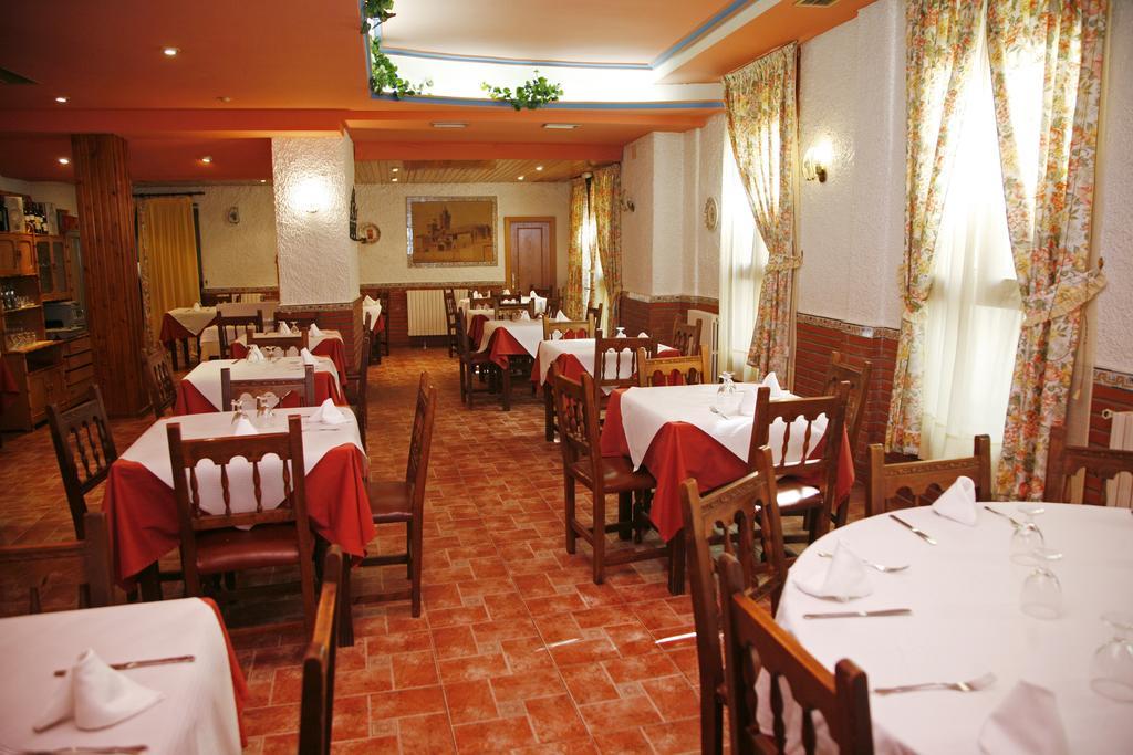 Hostal Cuatro Esquinas Ejea De Los Caballeros Luaran gambar