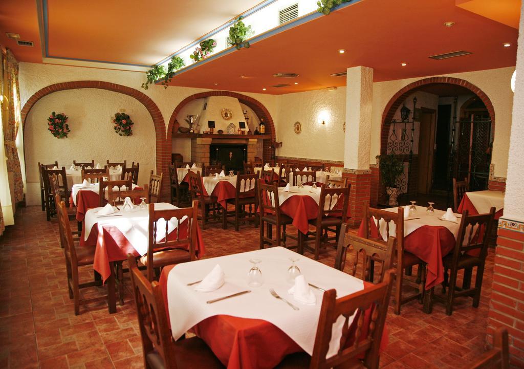 Hostal Cuatro Esquinas Ejea De Los Caballeros Luaran gambar