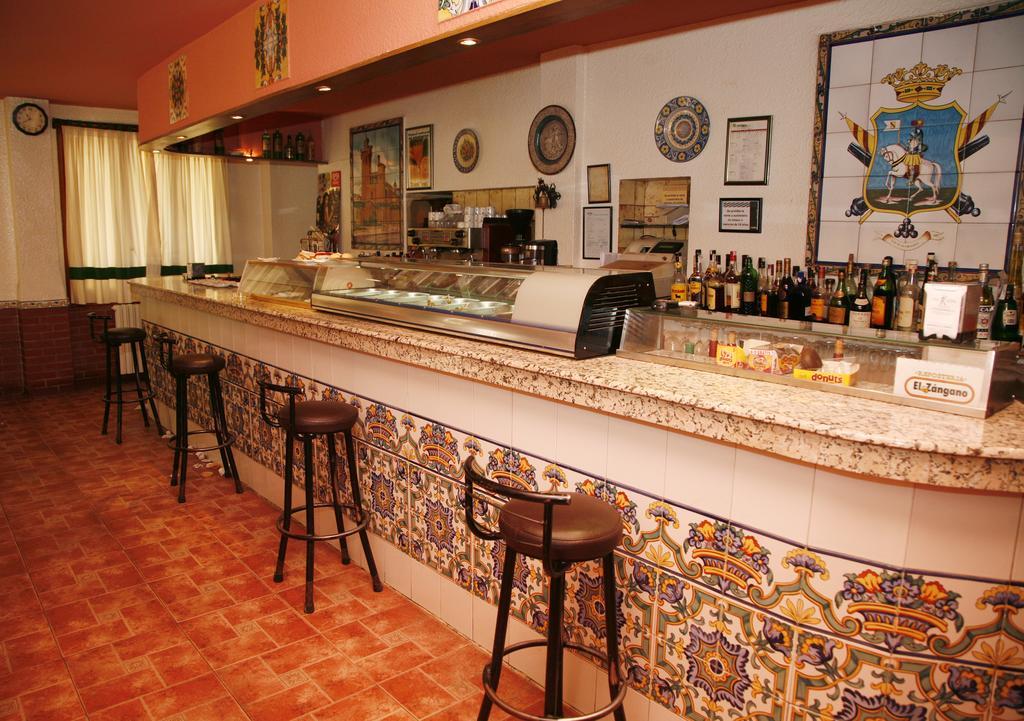 Hostal Cuatro Esquinas Ejea De Los Caballeros Luaran gambar