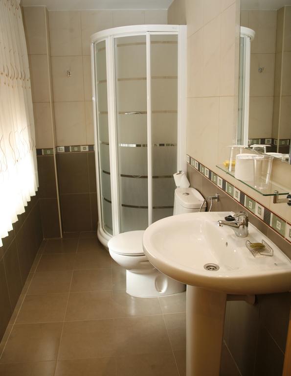 Hostal Cuatro Esquinas Ejea De Los Caballeros Luaran gambar
